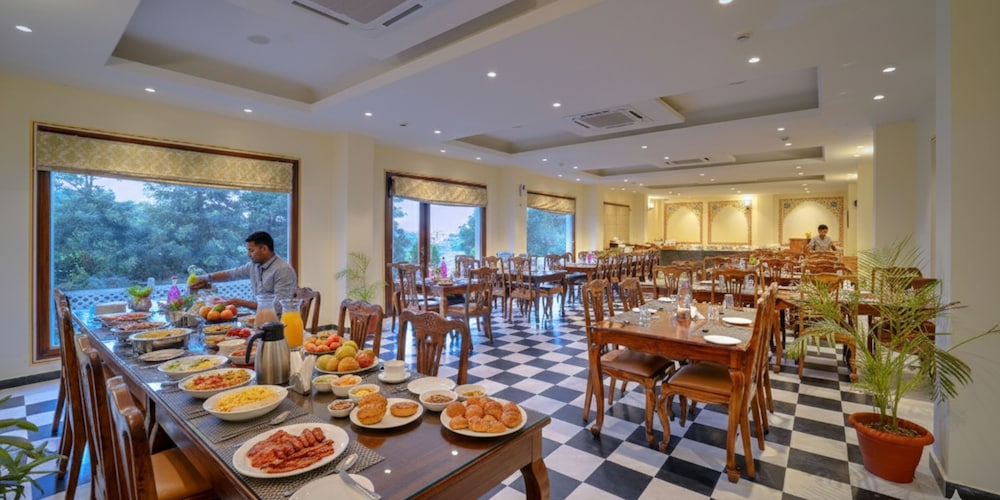 WelcomHeritage Ranthambore Mount Valley Resort 30/43
