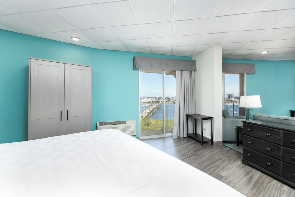 Suite, King Bed, Scenic View