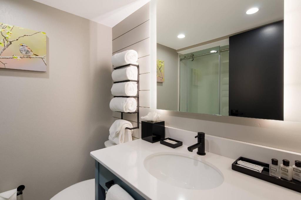 Upgrade, Suite, King and Twin Beds، Graystone Lodge, an Ascend Collection Hotel 9/10