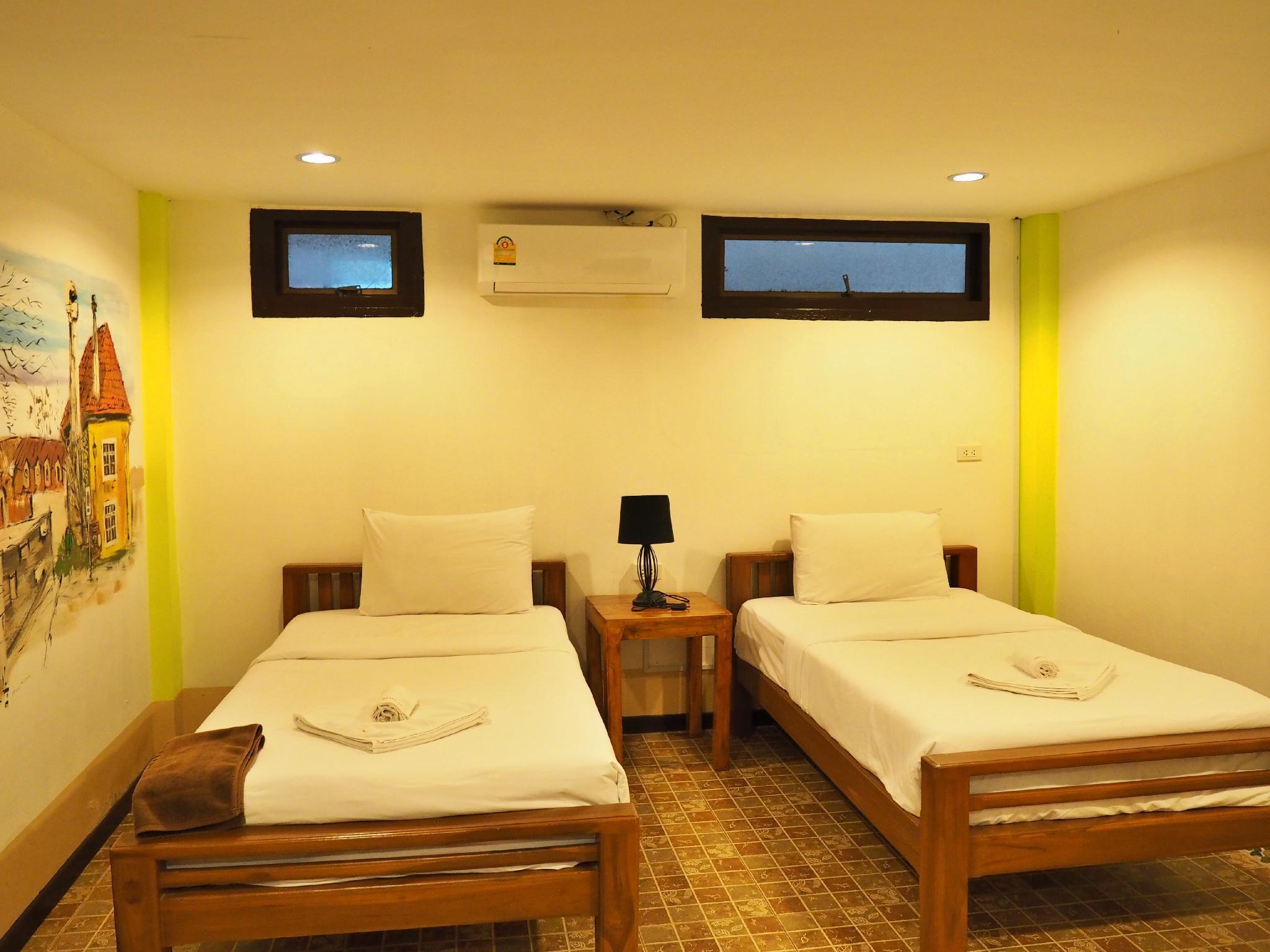 ROOM, TWIN BEDS