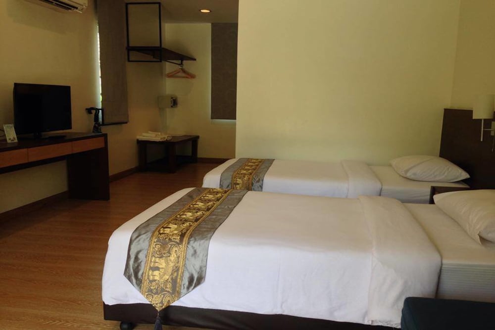 Baan Klang Aow Beach Resort 18/66