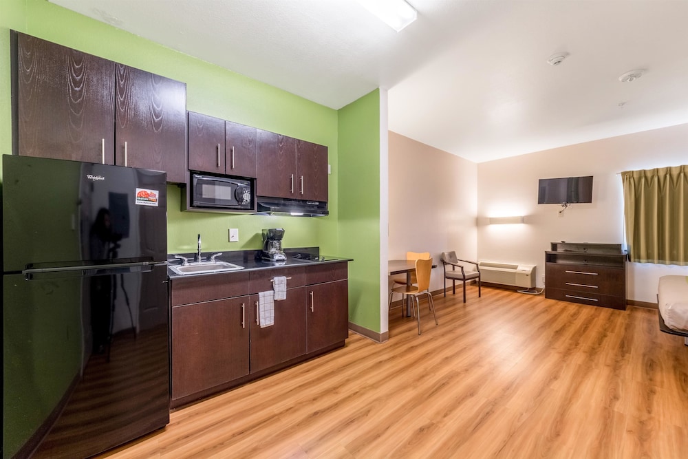 Super 8 by Wyndham Kenedy TX 4/26