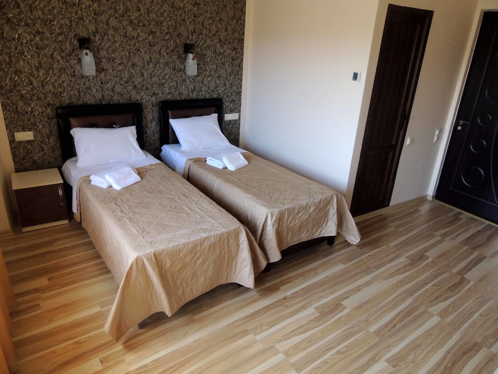 ROOM, TWIN BEDS