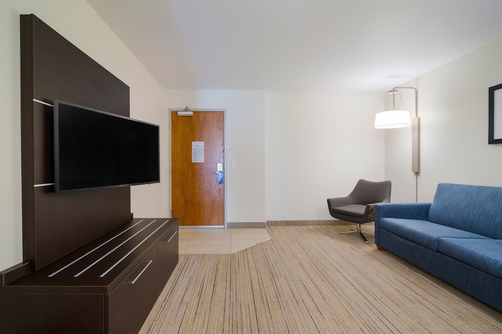 Holiday Inn Express and Suites Custer 47/59