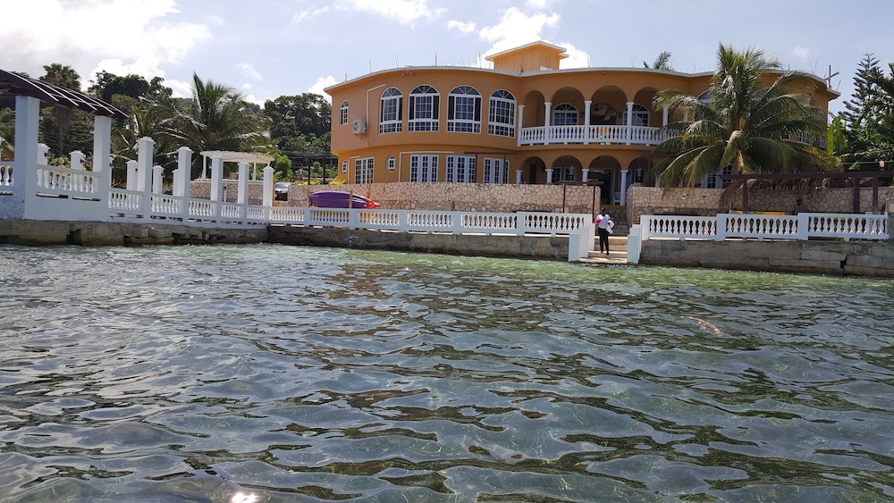 Waters Edge Guest House 30/38