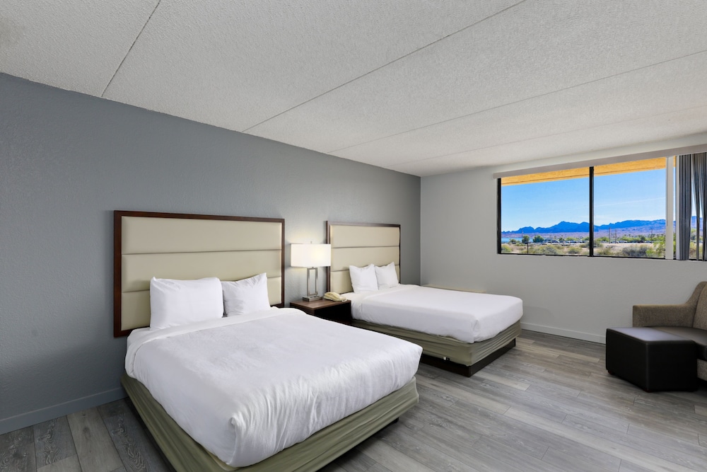 Studio6 Suites Lake Havasu City AZ 33/61