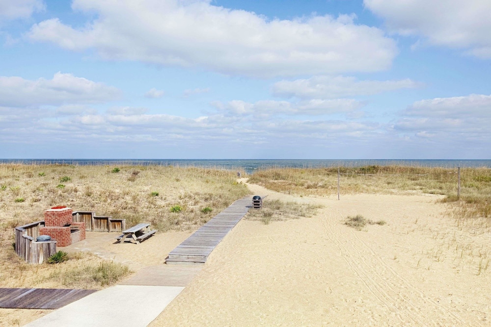 Days Inn by Wyndham Kill Devil Hills Oceanfront - Wilbur 36/59