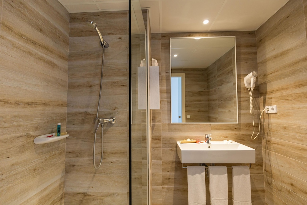 R2 Veronica Beach Hotel 27/48