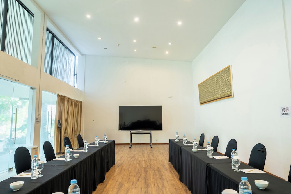 Estrella Hotel & Conference (ex Aston Luwuk) 33/49