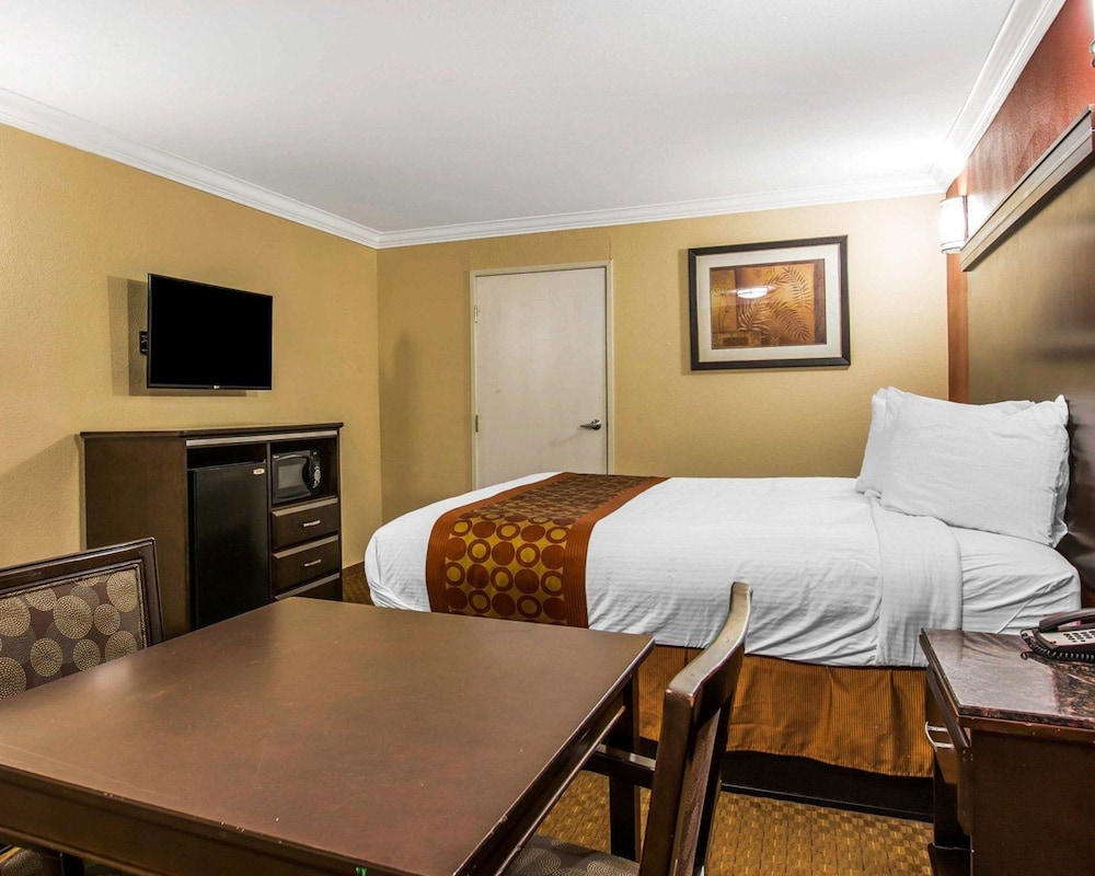 Rodeway Inn and Suites Corona 24/39