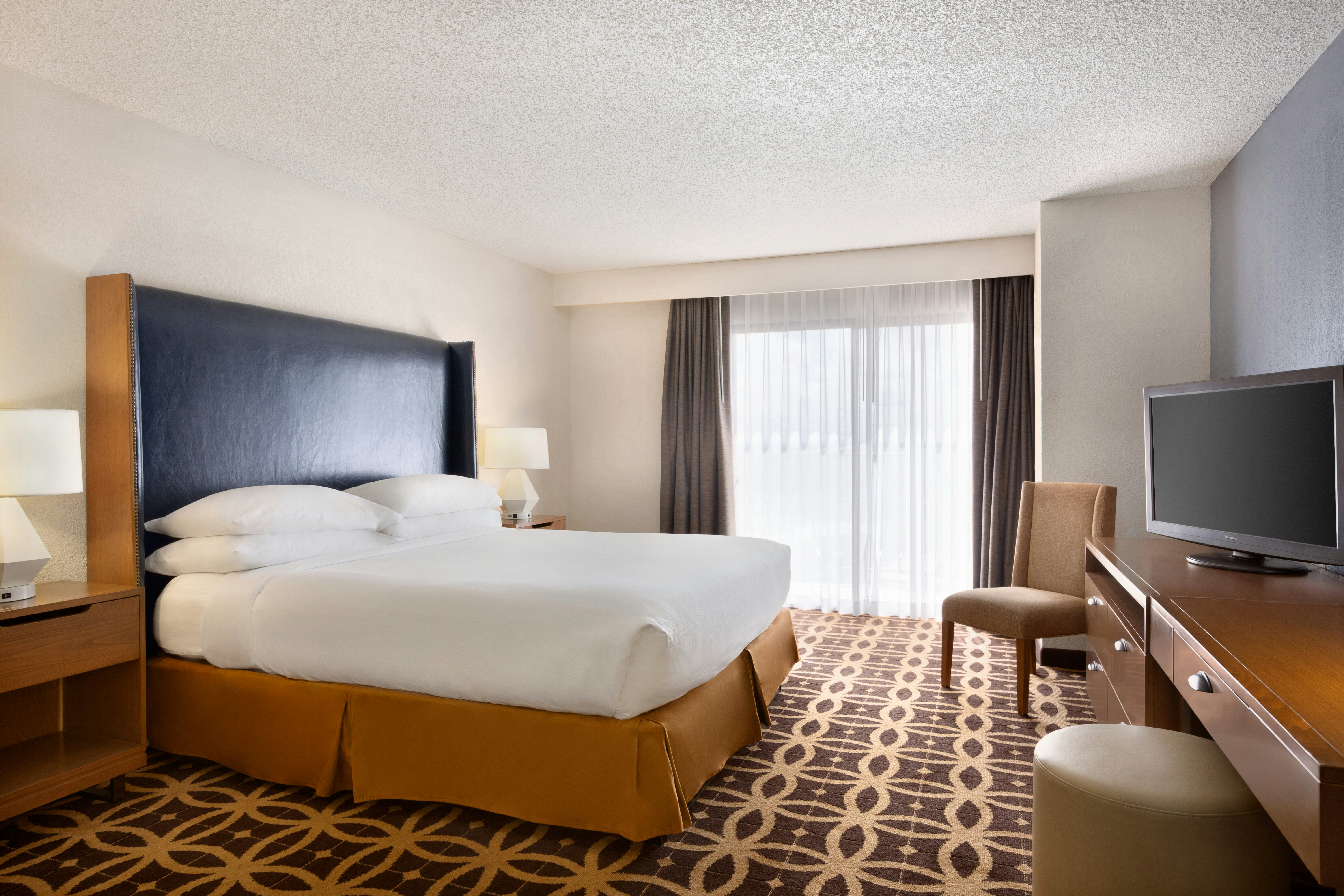 SUITE, KING BED, ACCESSIBLE