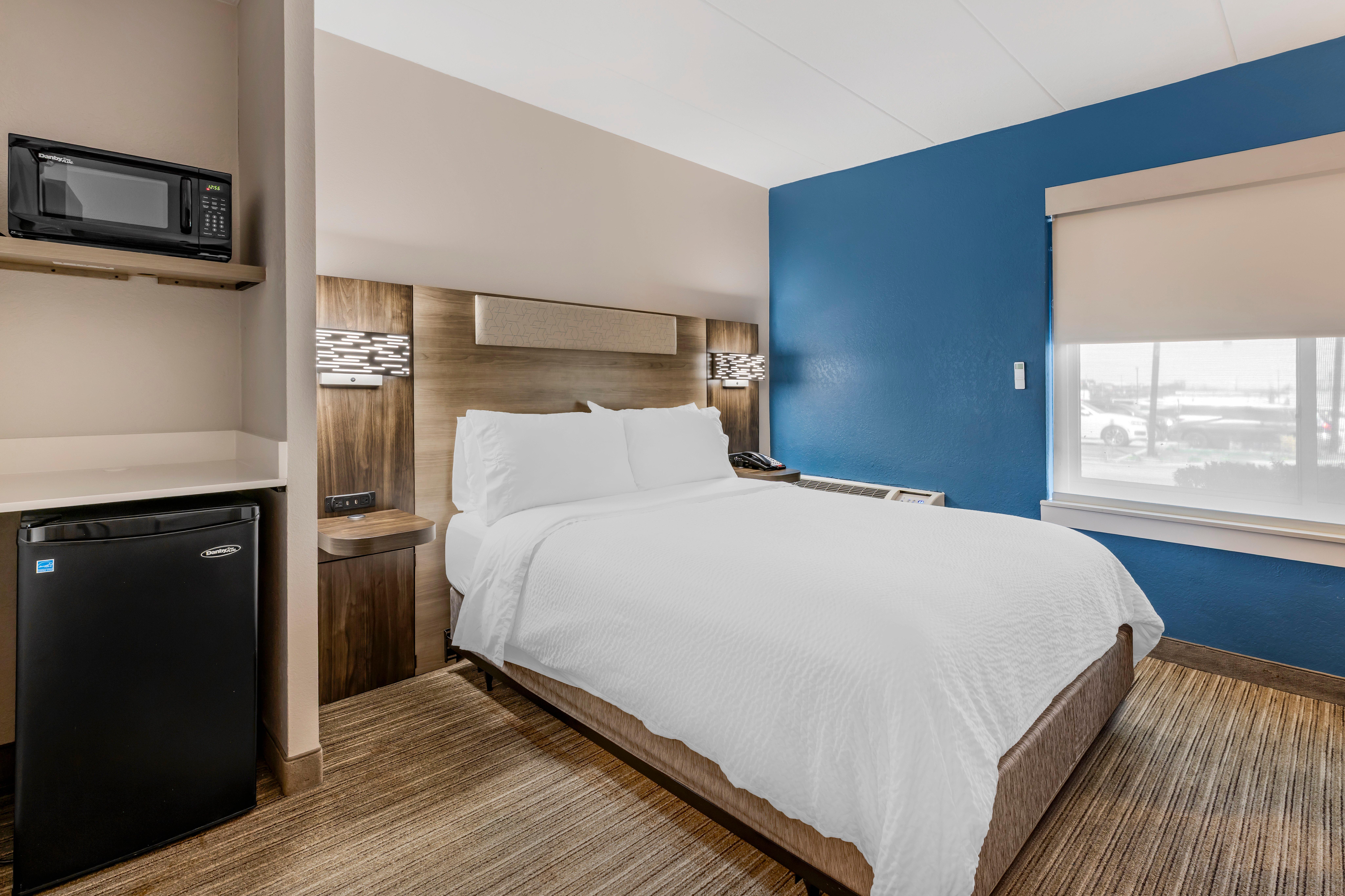 غرفة بسرير كوين لذوي الإعاقة، Holiday Inn Express Chicago Downers Grove 3/4
