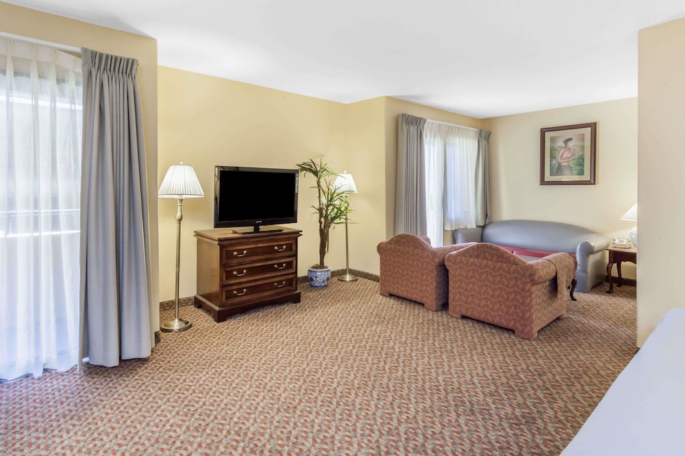Ramada Plaza By Wyndham Garden Grove/Anaheim South 32/43