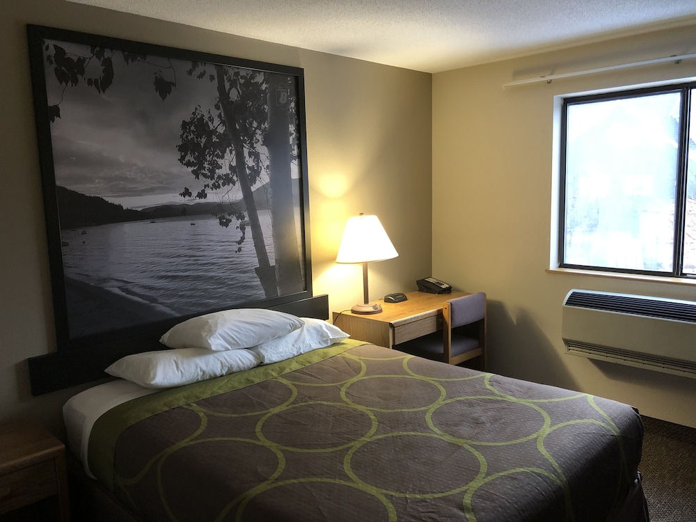 Super 8 by Wyndham Salmon Arm 11/35
