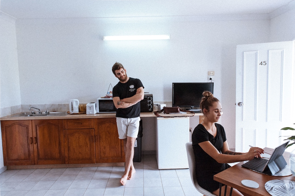 Motel Nomad 10/76