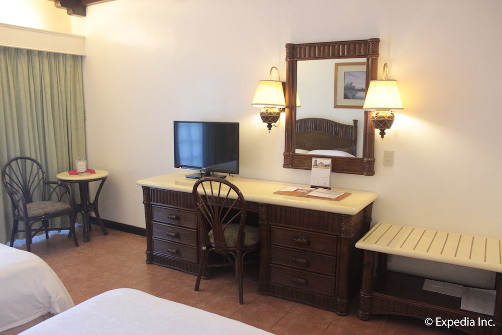 Fort Ilocandia Resort Hotel 16/50