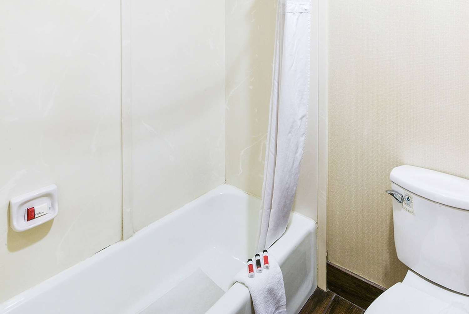 Travelodge By Wyndham Commerce Los Angeles Area 13/16
