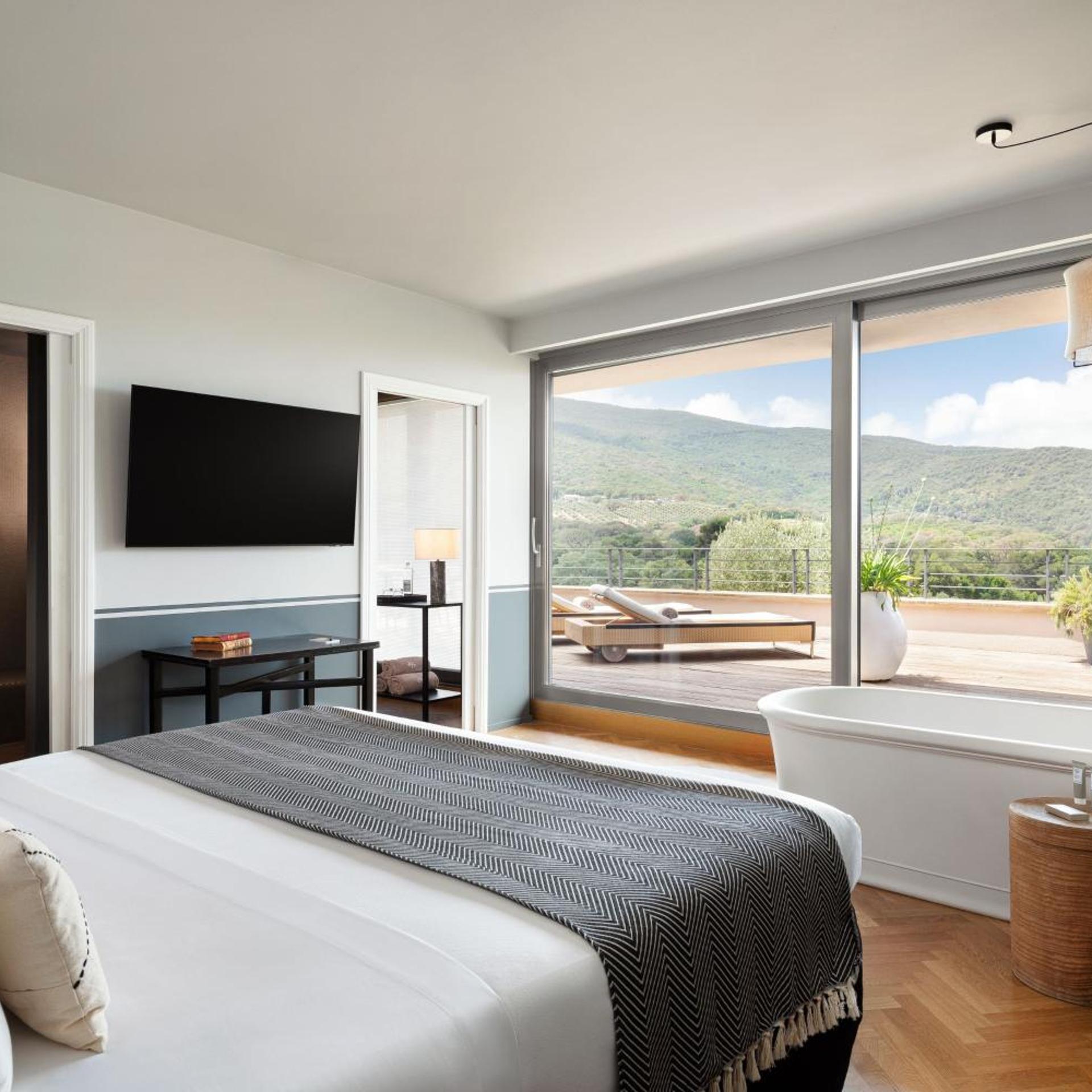1 Bedroom, Deluxe, Suite, King Bed, Golf Course View, Sofa