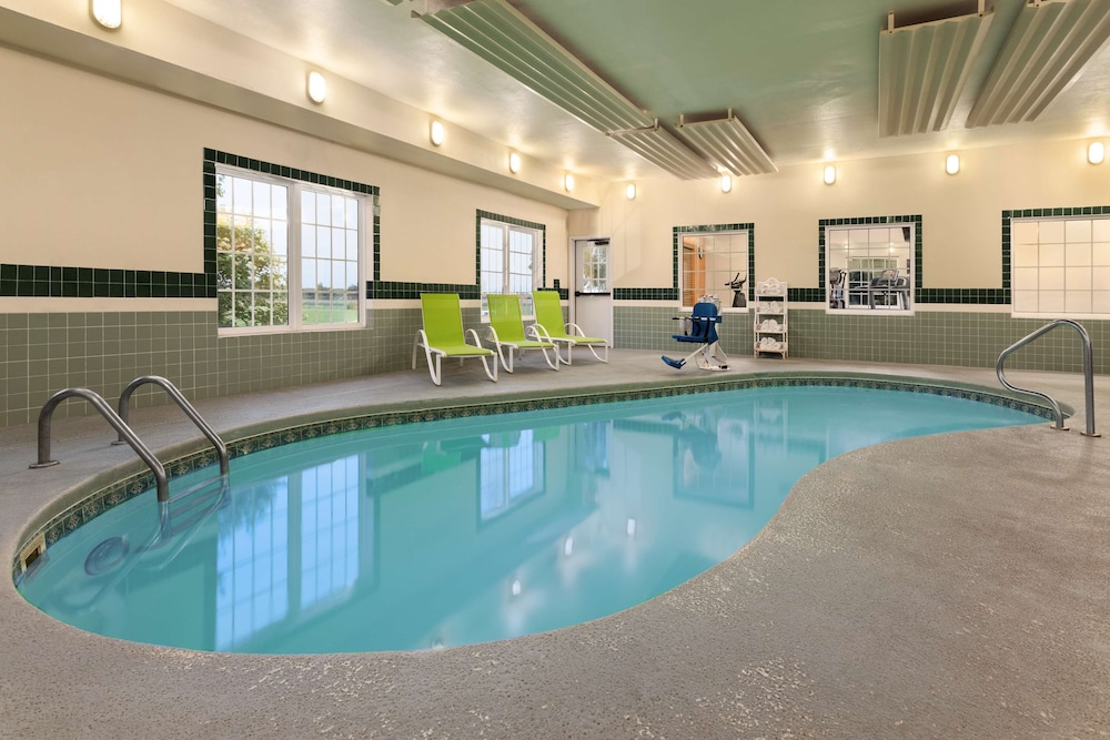 Country Inn & Suites by Radisson, Salina, KS 4/26