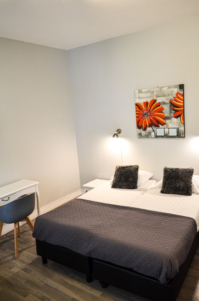 ROOM, DOUBLE OR TWIN BED, EXTERNAL BATHROOM