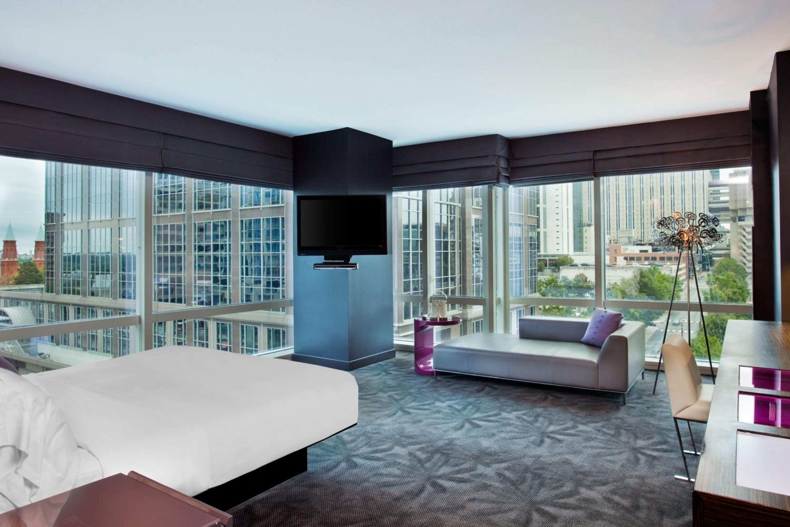 Cool, Guest Room, King Bed, Corner