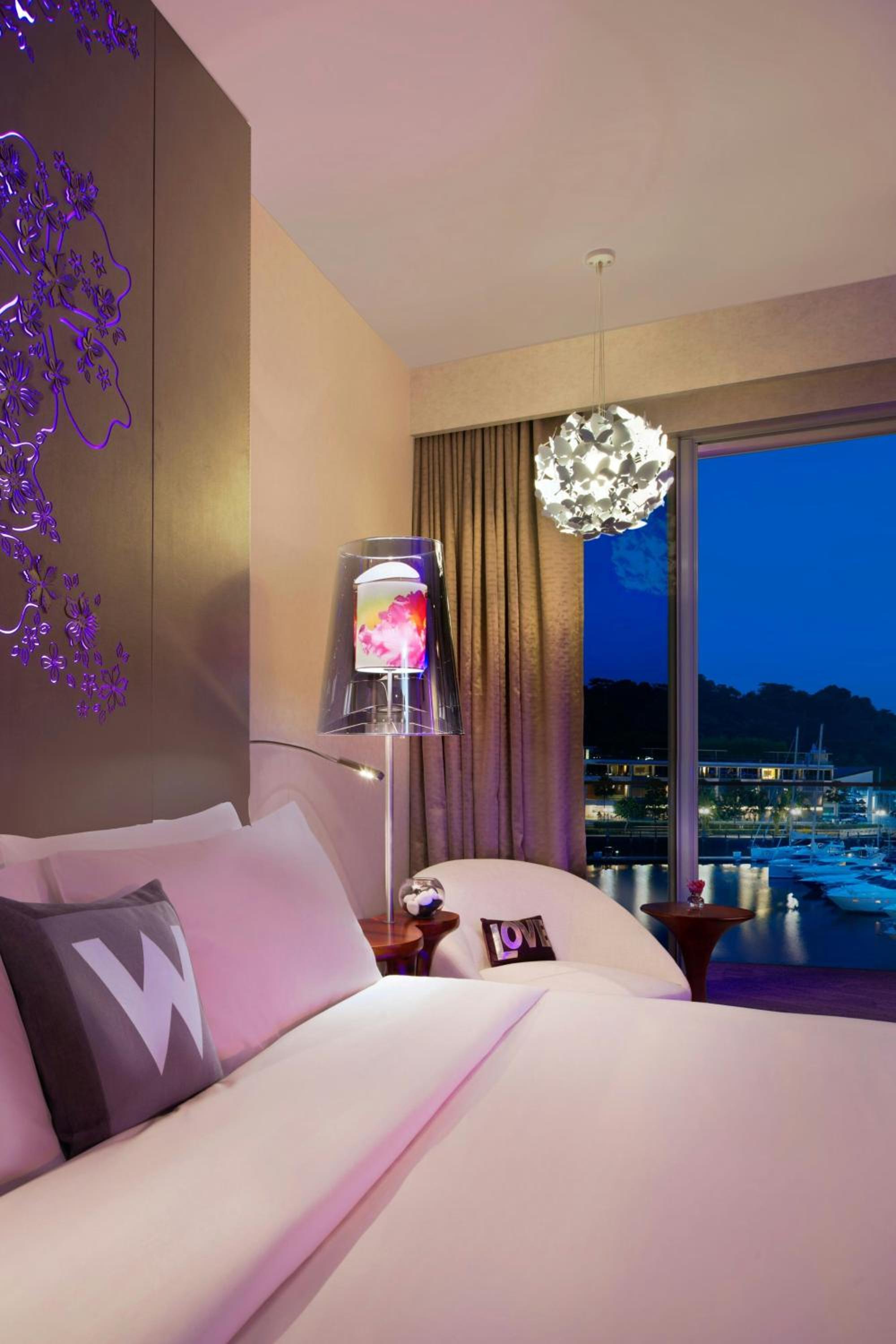 غرفة بريميير بسرير كينج بإطلالة على المرسى بشرفة، W Singapore Sentosa Cove 5/7