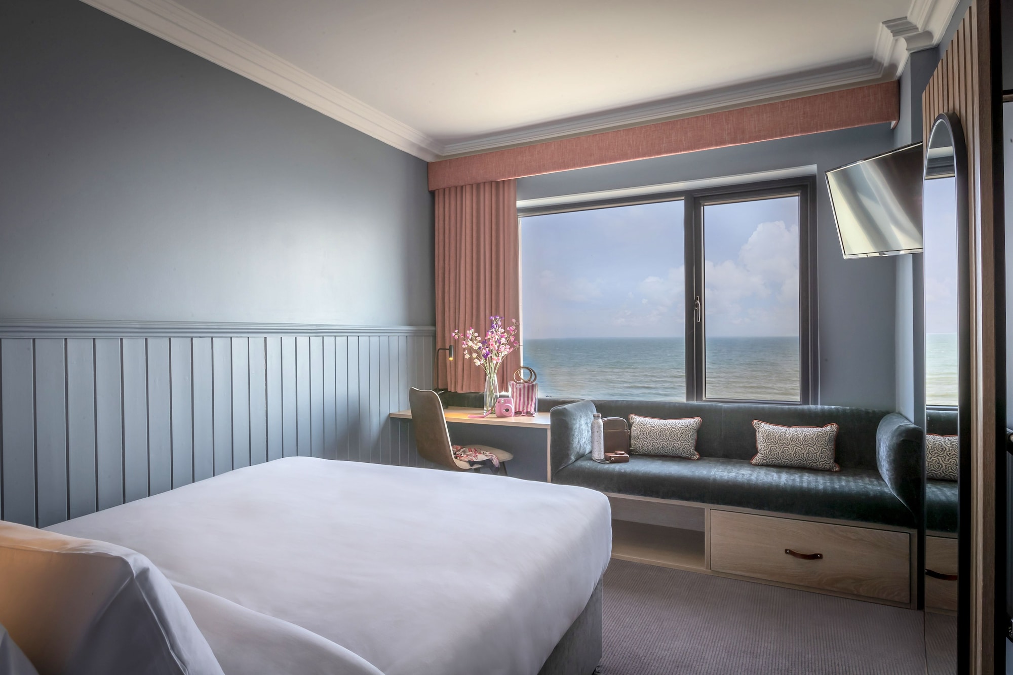 SUPERIOR, QUEEN BED, SEA VIEW