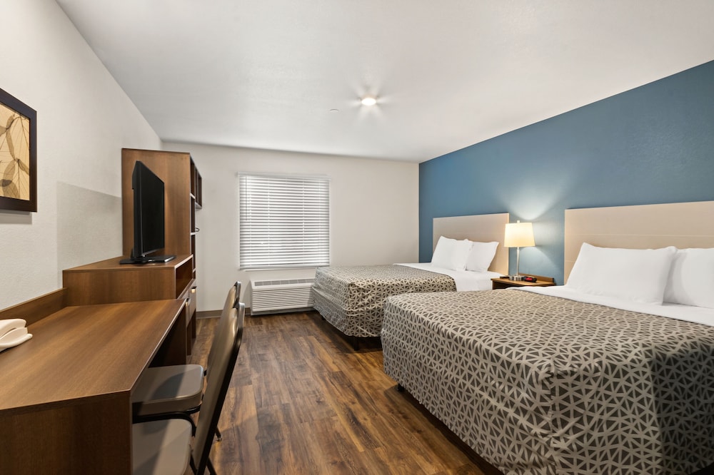 Suite, 2 Queen Beds, Accessible