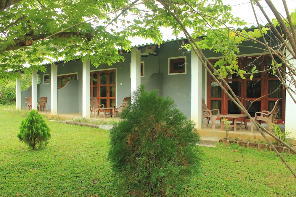 Green Hut Hotel And Restaurant. 44/50