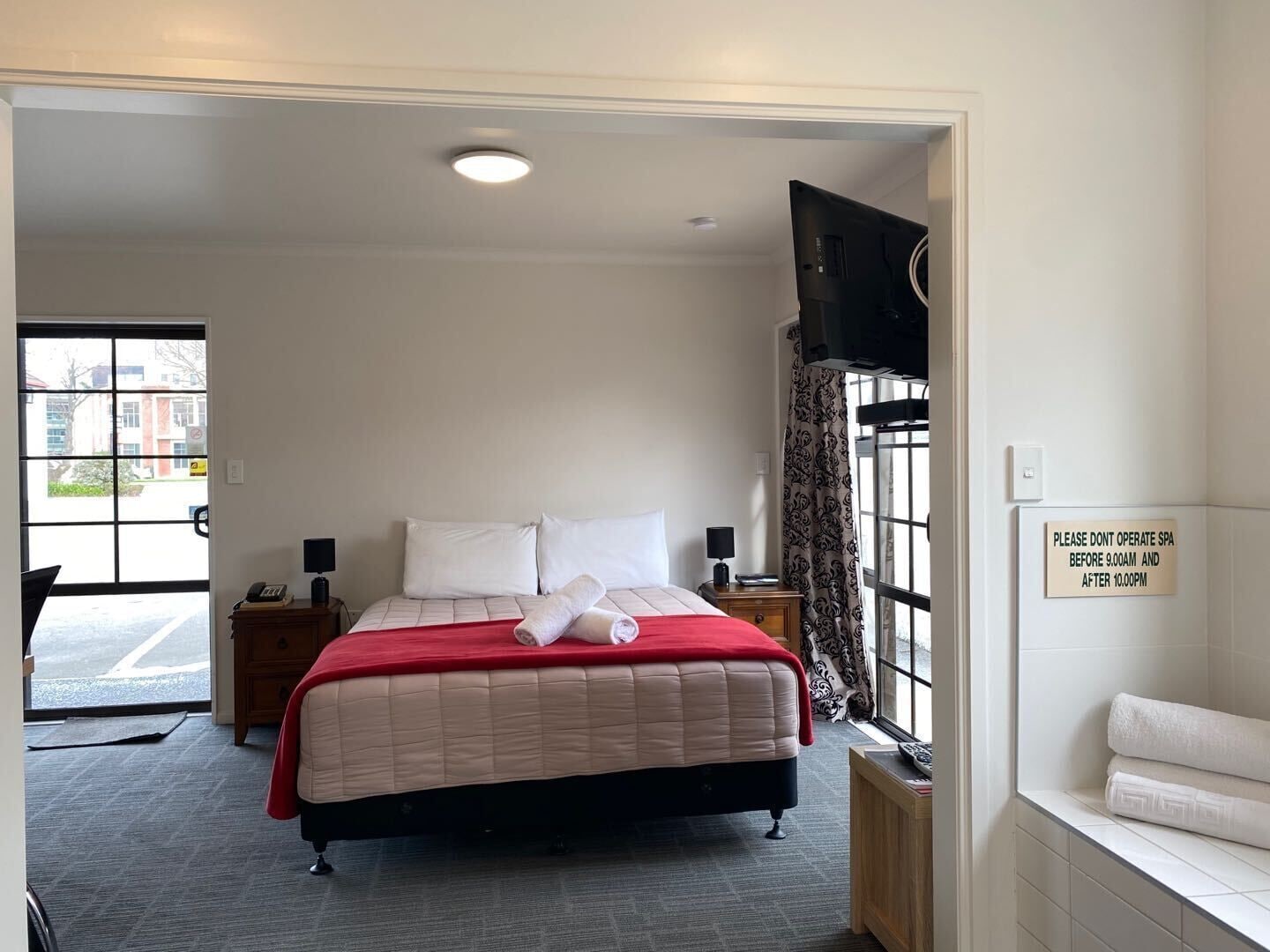 DELUXE, STUDIO, JETTED TUB