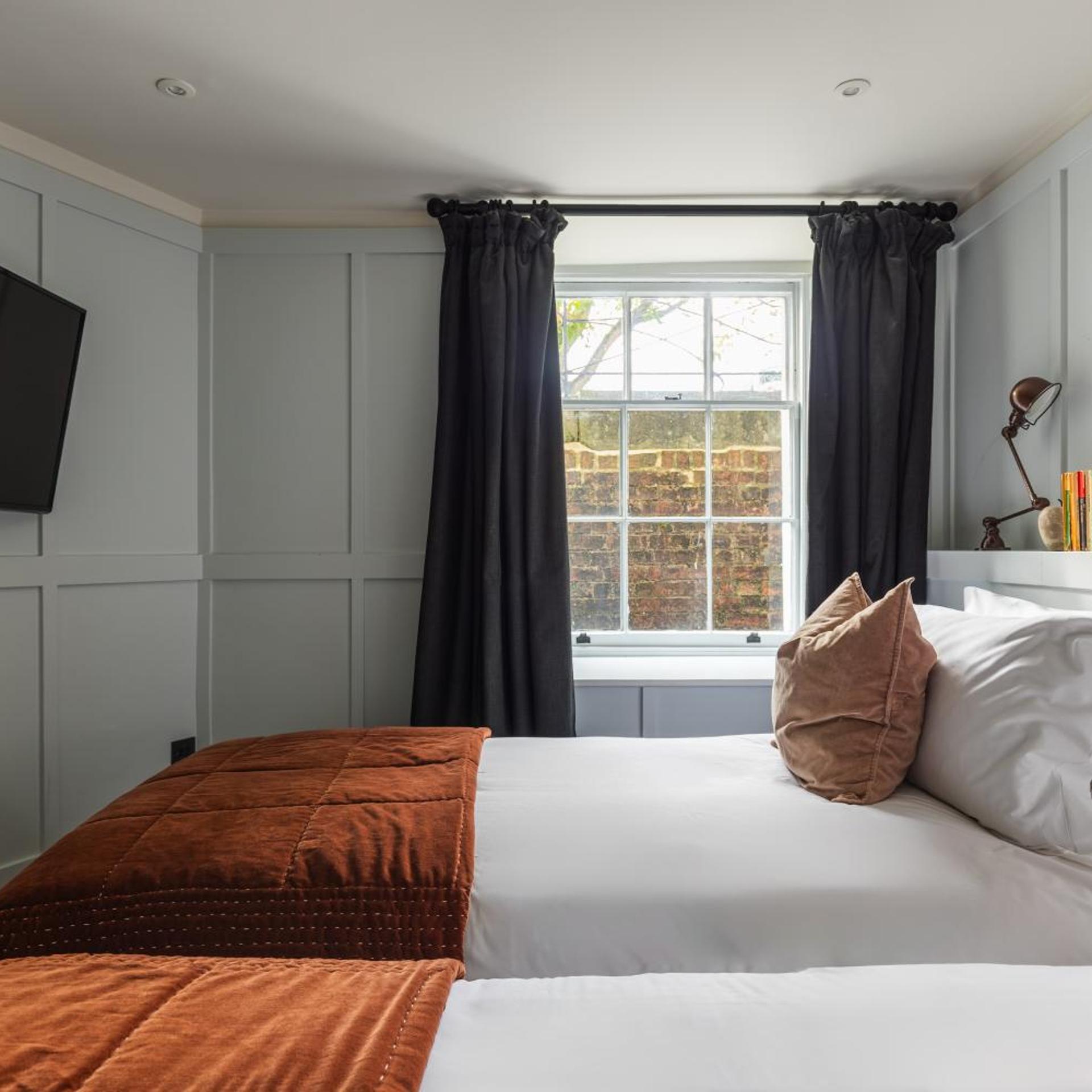 Room, Twin Beds, The George Hotel 2/7