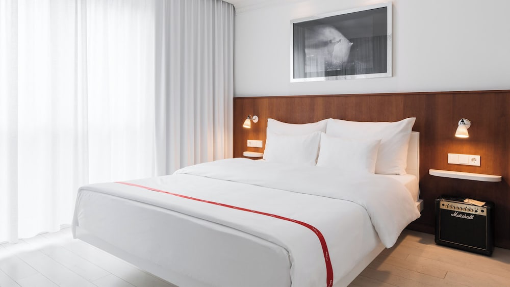 Wow, Queen Bed