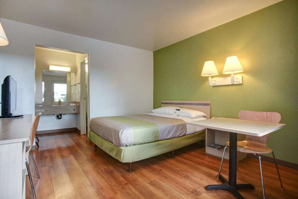 Motel6 Elkton, MD 25/55