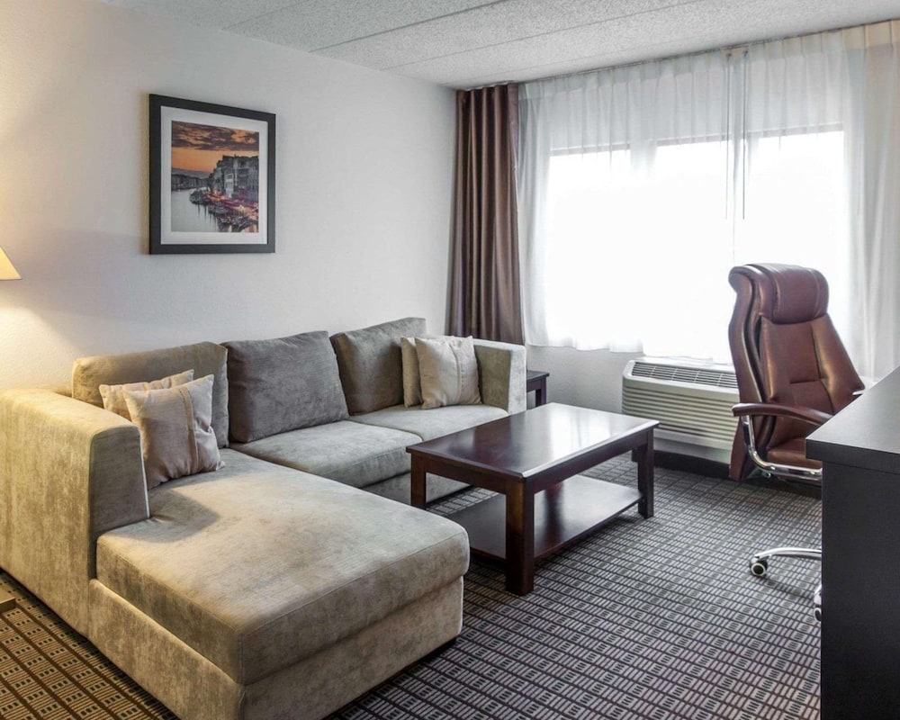 Clarion Hotel & Suites BWI Airport North 35/62