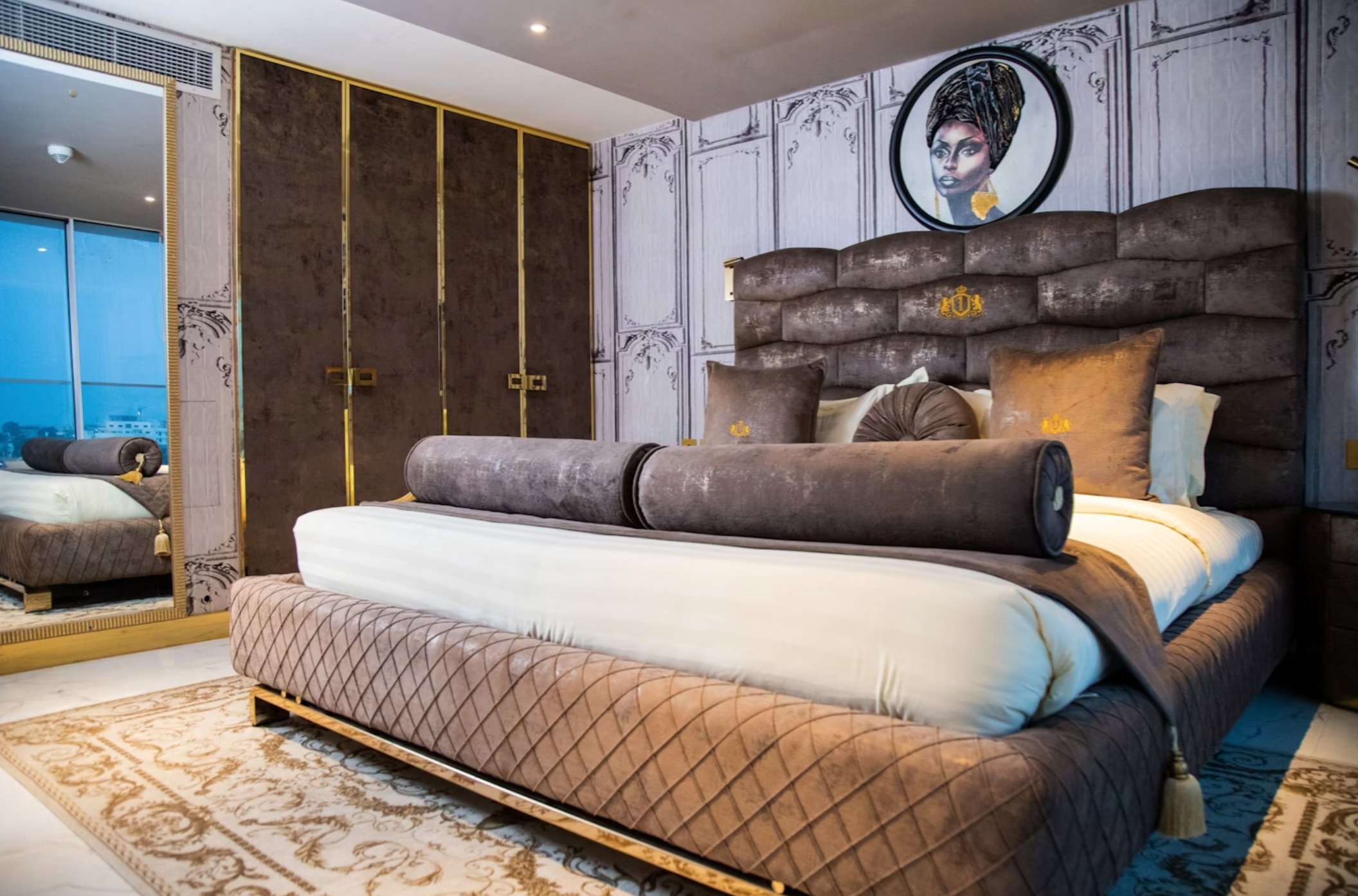 DELUXE, SUITE