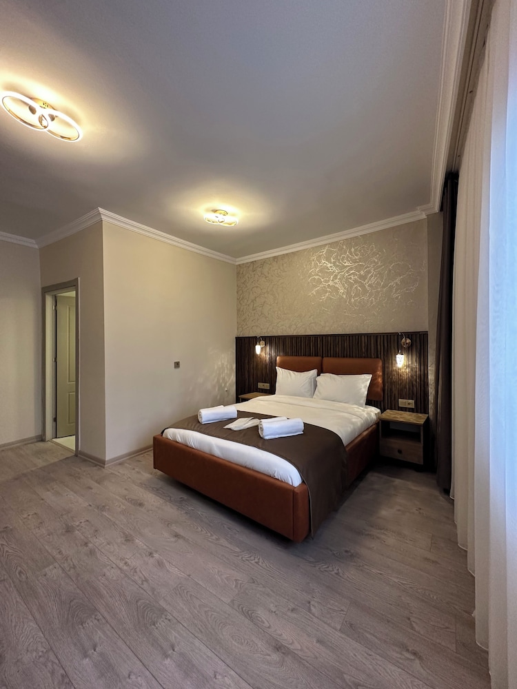 Peradise Hotel 21/50