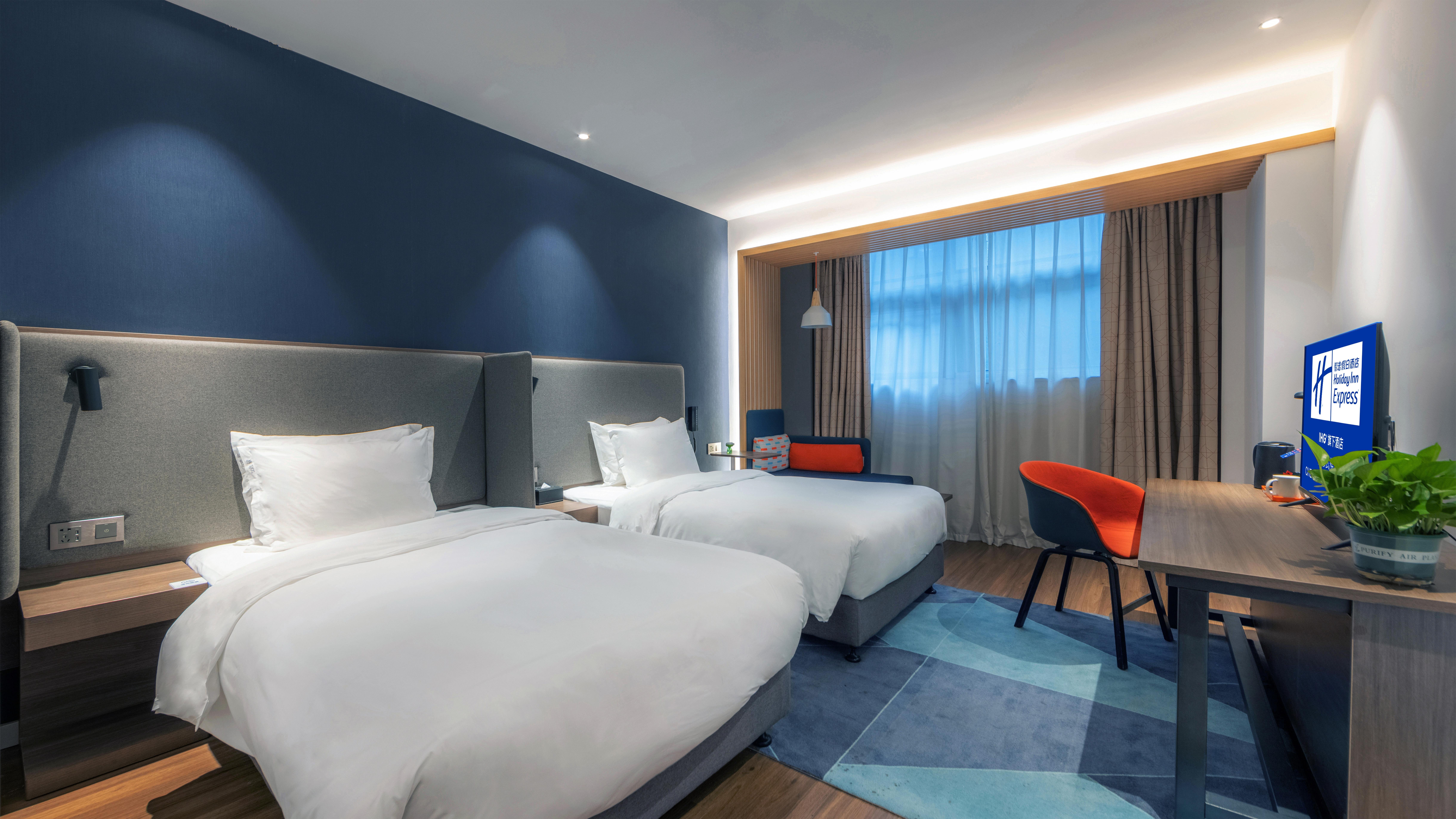 غرفة قياسية بسريرين منفصلين
