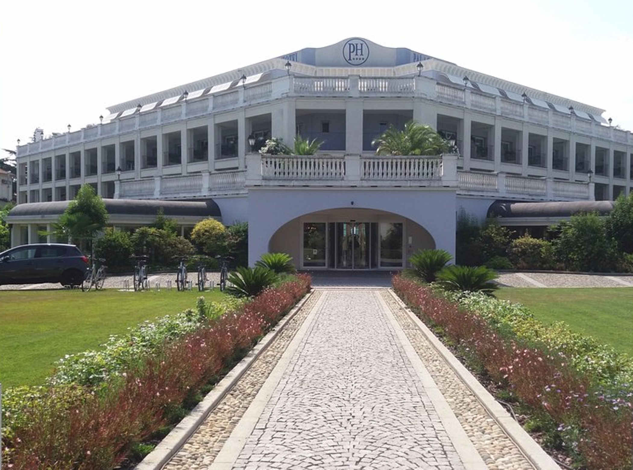 Palace Hotel 3/51