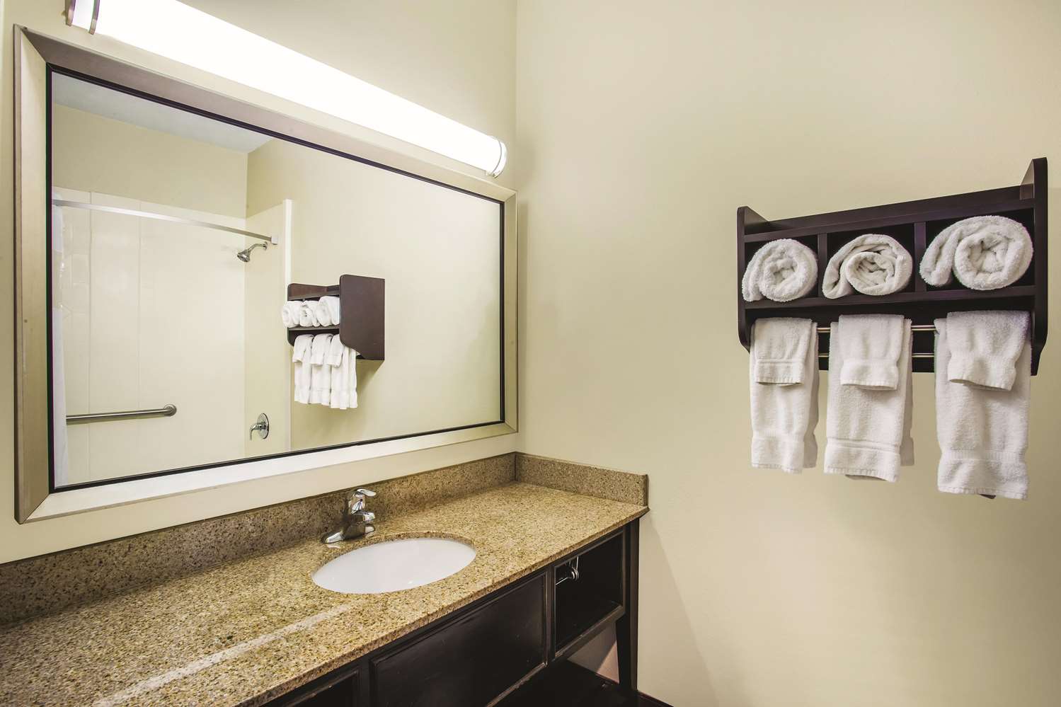 La Quinta Inn & Suites by Wyndham Evansville 40/43
