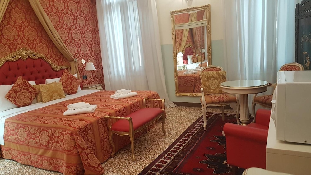 Friendly Venice Suites 10/48