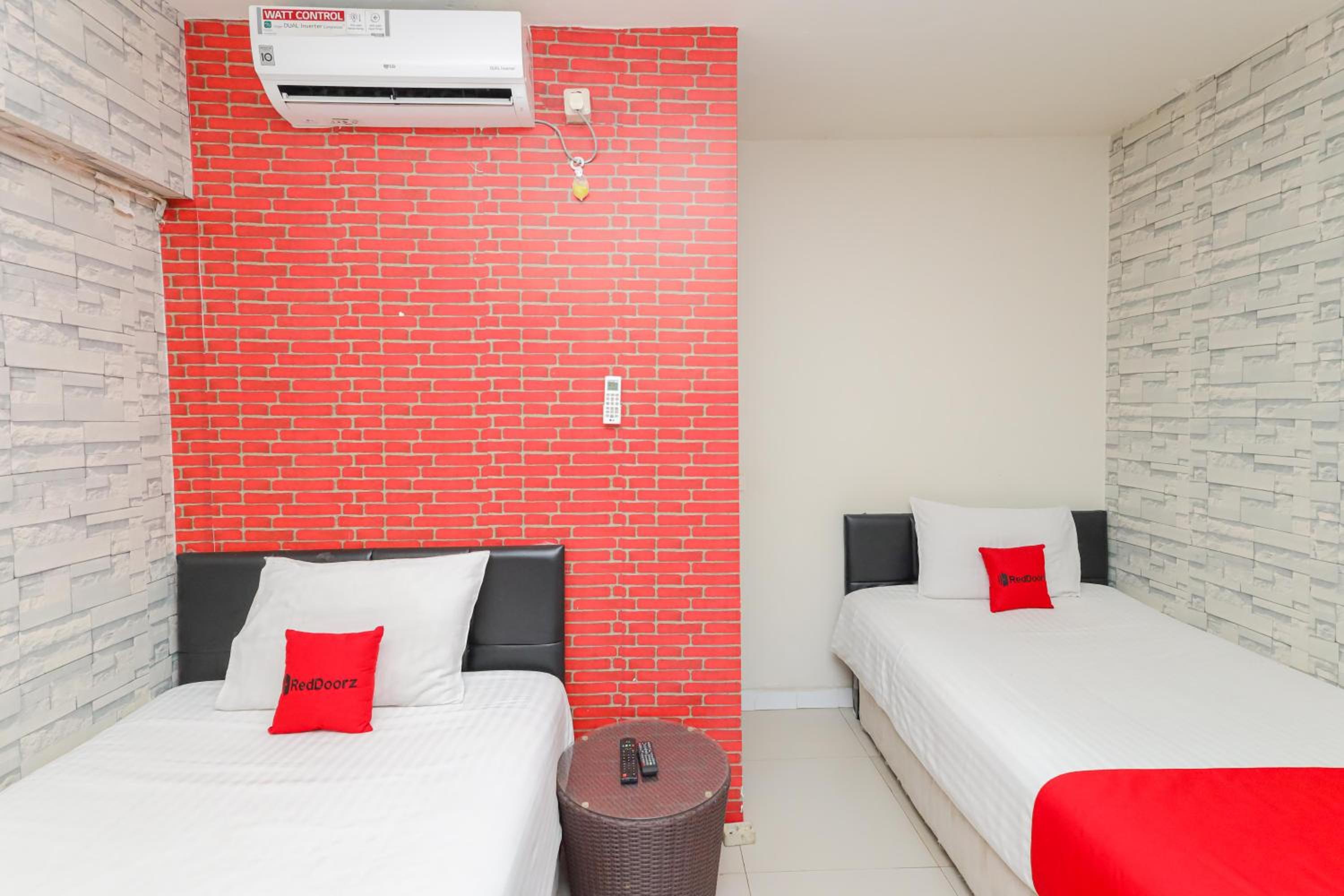 RedDoorz Syariah near Green Park Jatiwarna 22/50
