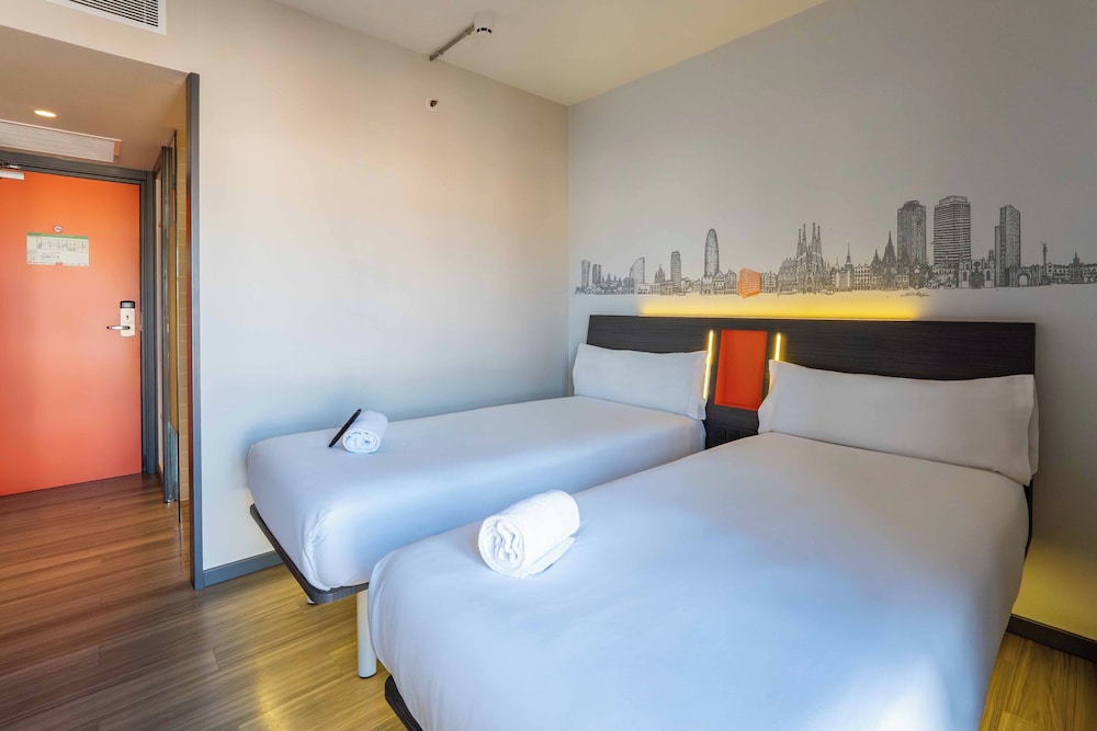 غرفة قياسية بسريرين منفصلين، easyHotel Barcelona Fira 4/10
