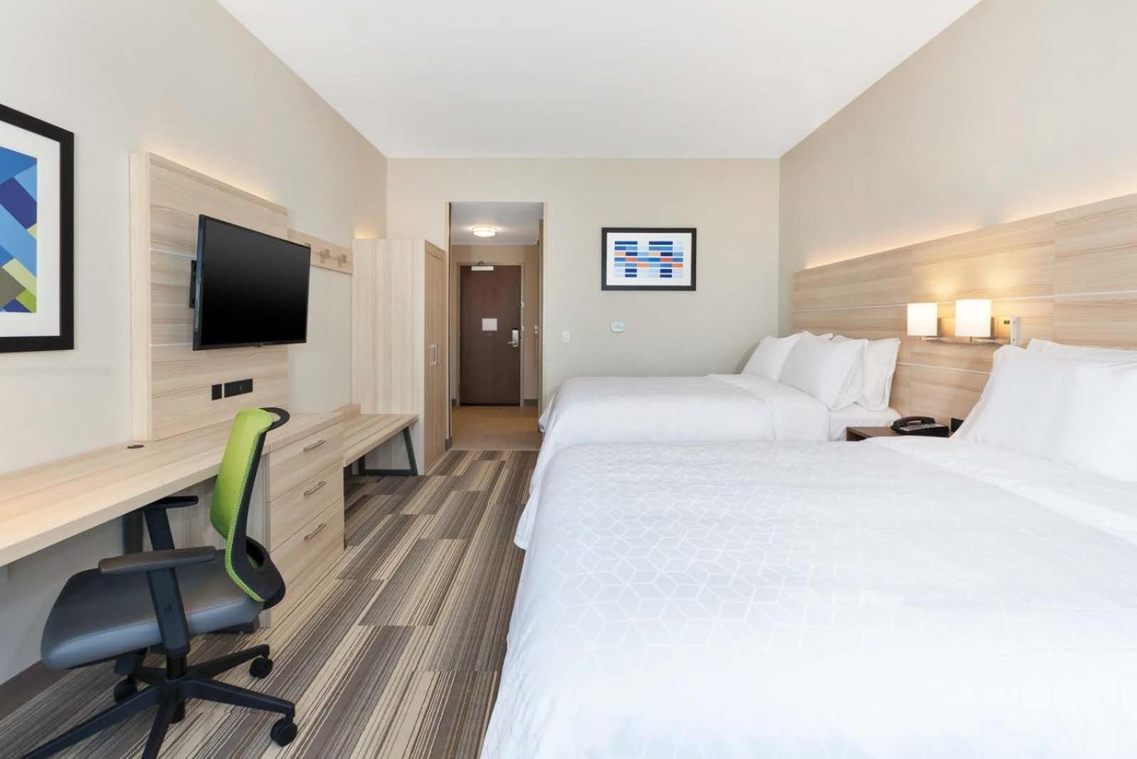 غرفة قياسية بسرير كوين مع أريكة، Holiday Inn Express Suites Grand Rapids Airport South 6/9