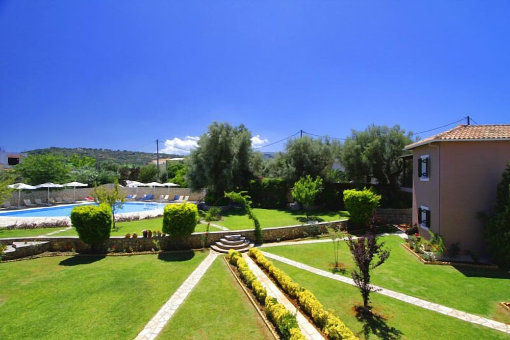 Saint Thomas Village 33/41