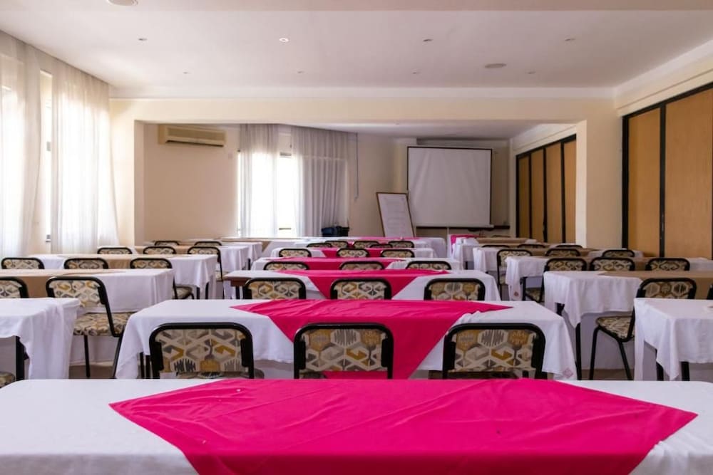 Royal Court Hotel 35/38