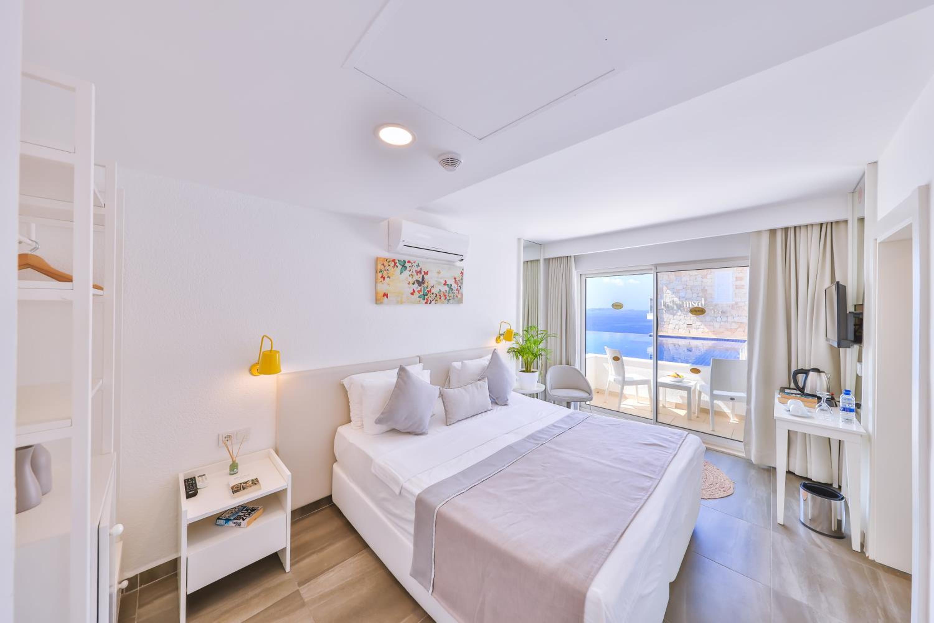 Room, Double or Twin Bed, Lateral Side Sea View