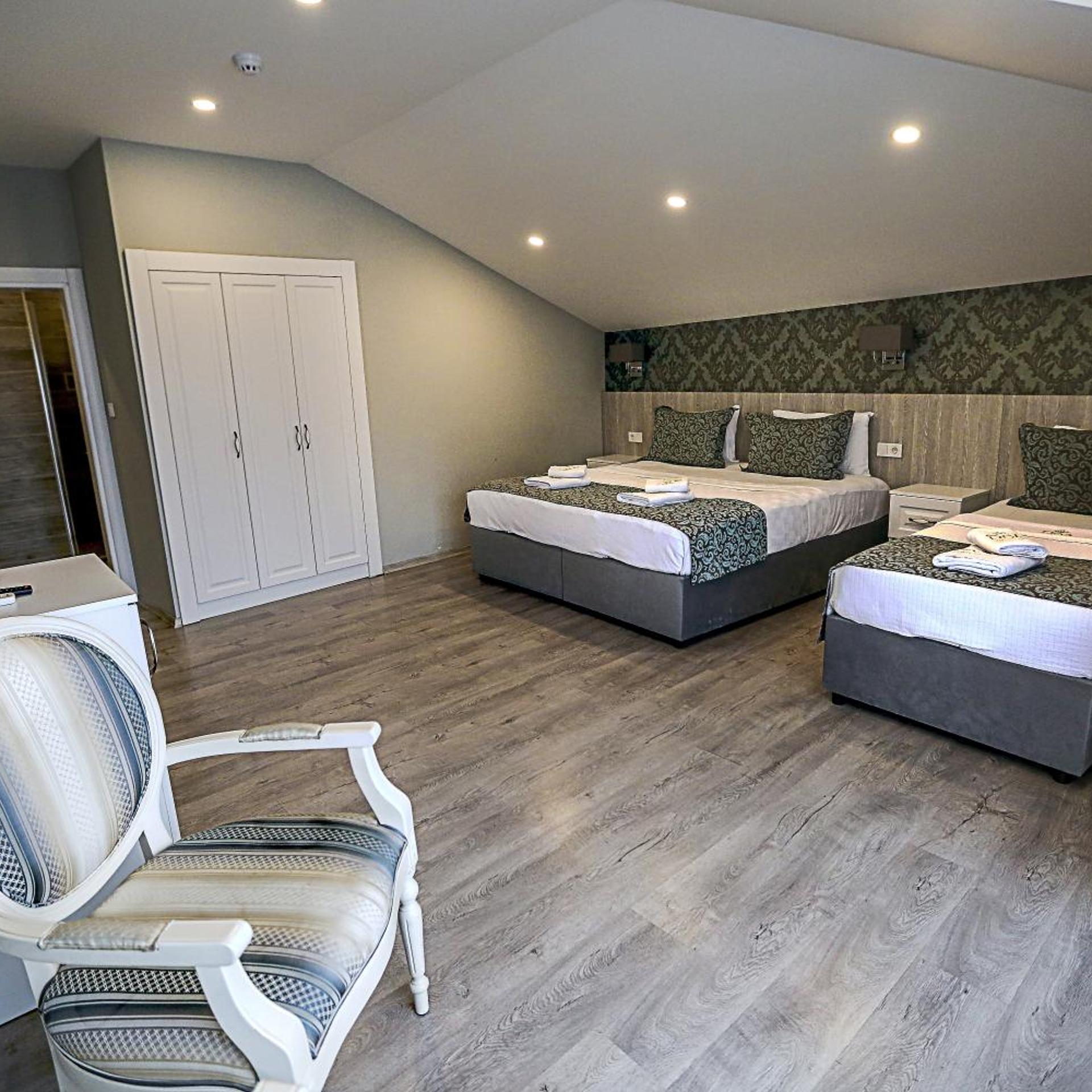 غرفة ثلاثية بإطلالة على البحر بشرفة، Doa Suite Hotel 2/3