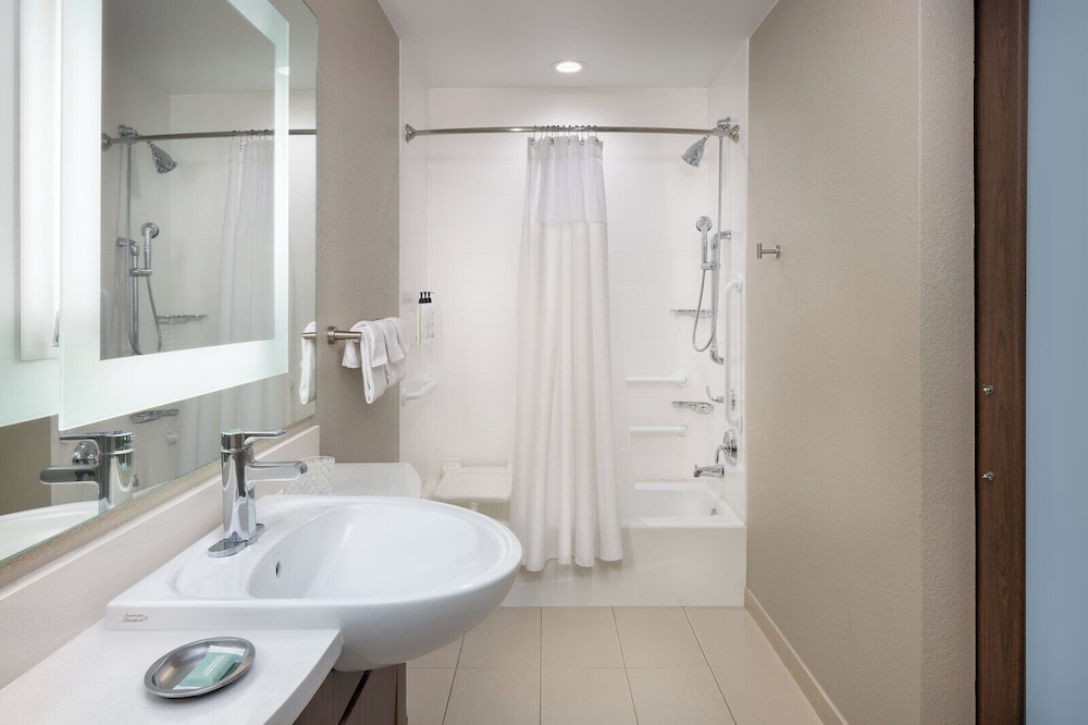 Springhill Suites Wichita Airport 68/69