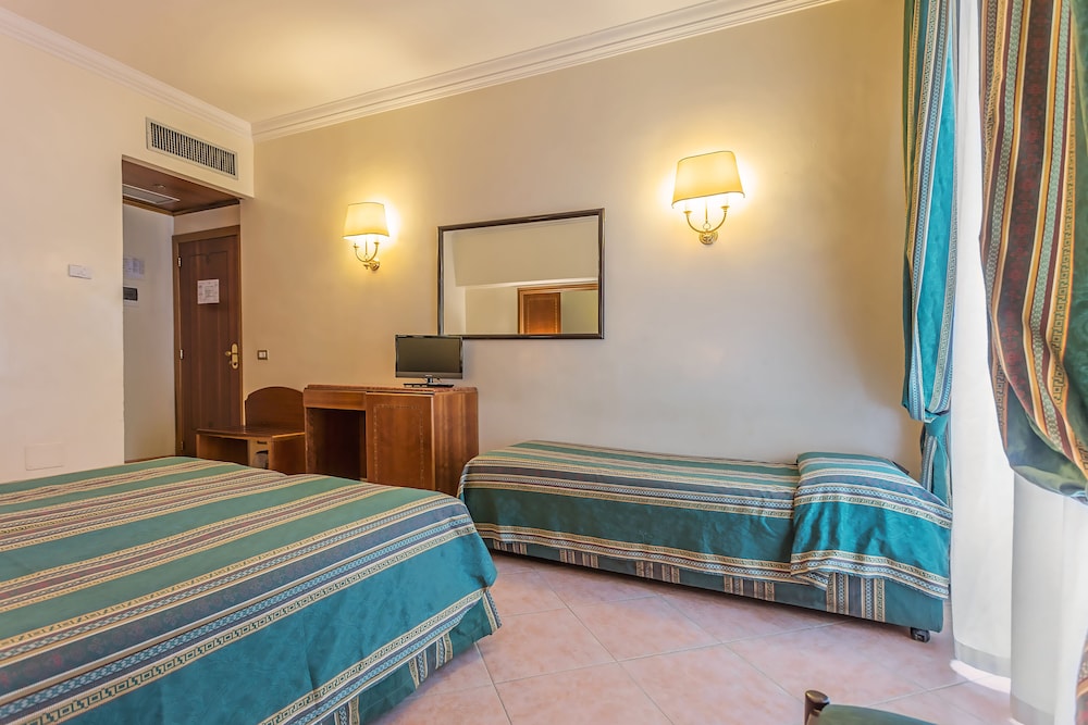 Raeli Hotel Lux 5/30