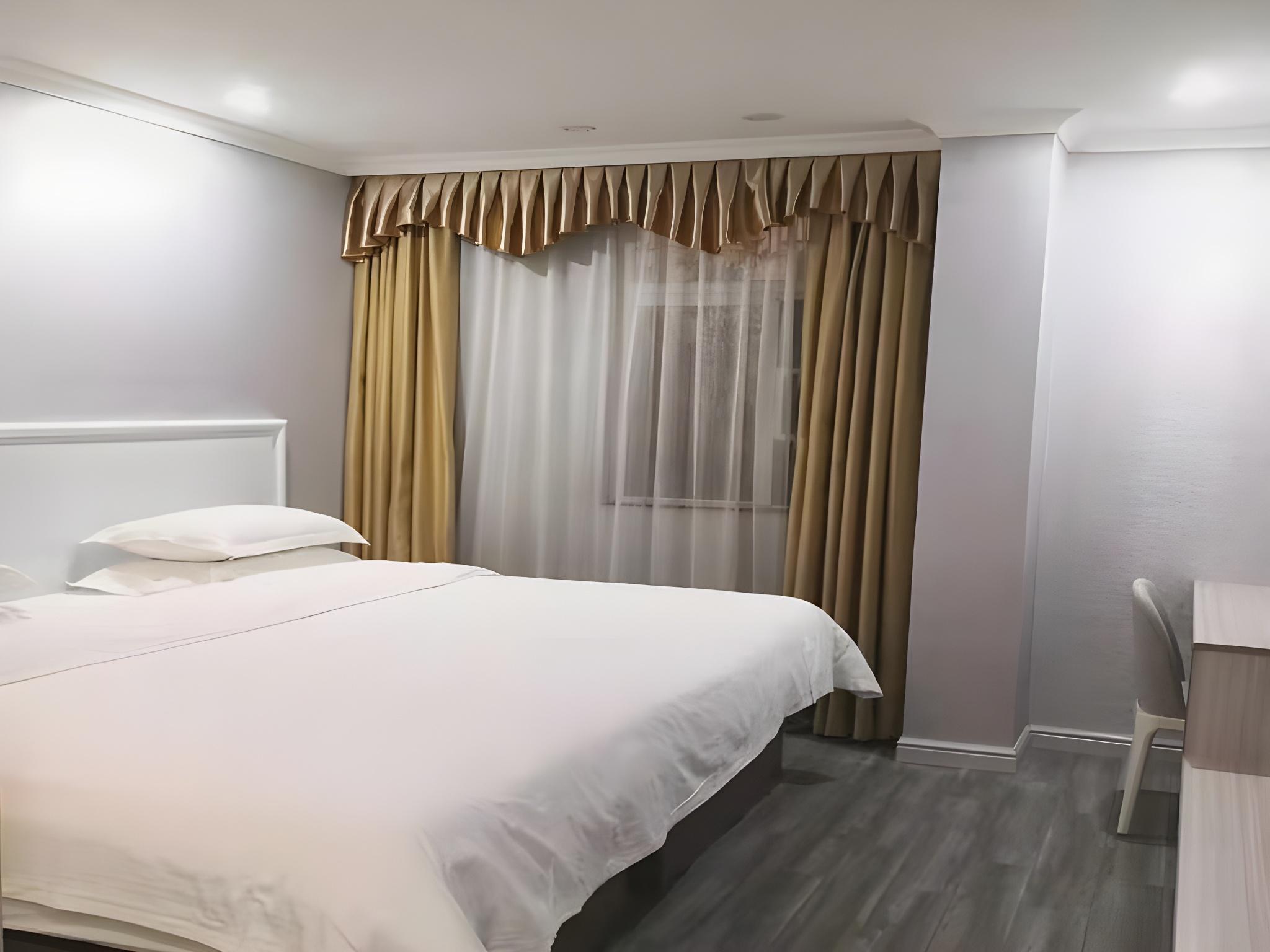 DELUXE, QUEEN BED